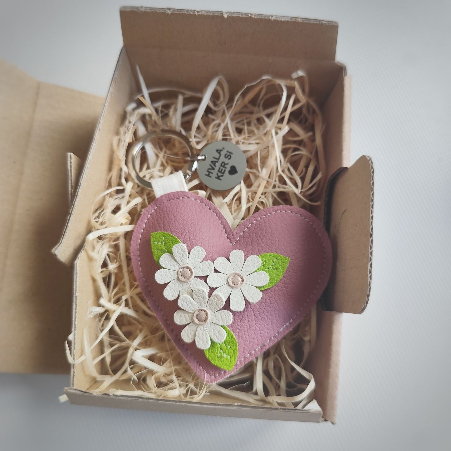 Obesek srček z rožicami