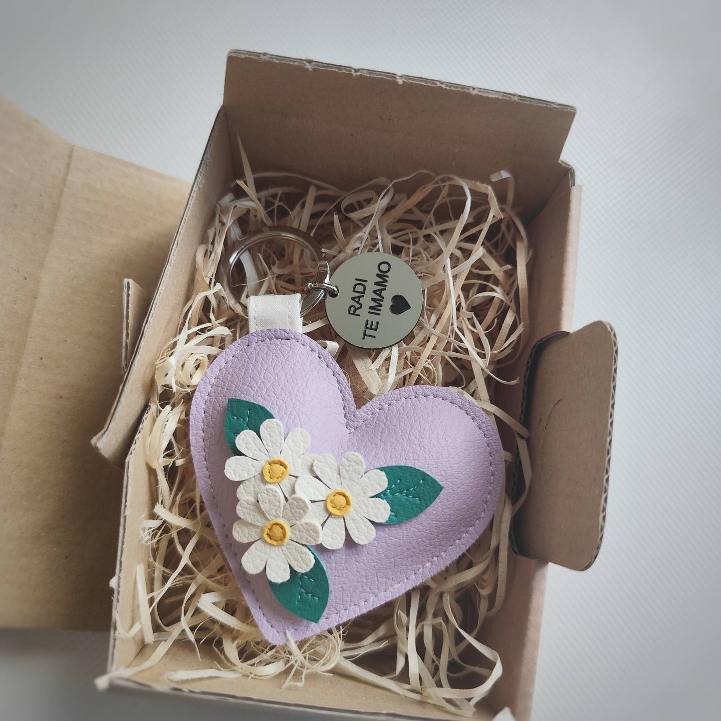 Obesek srček z rožicami