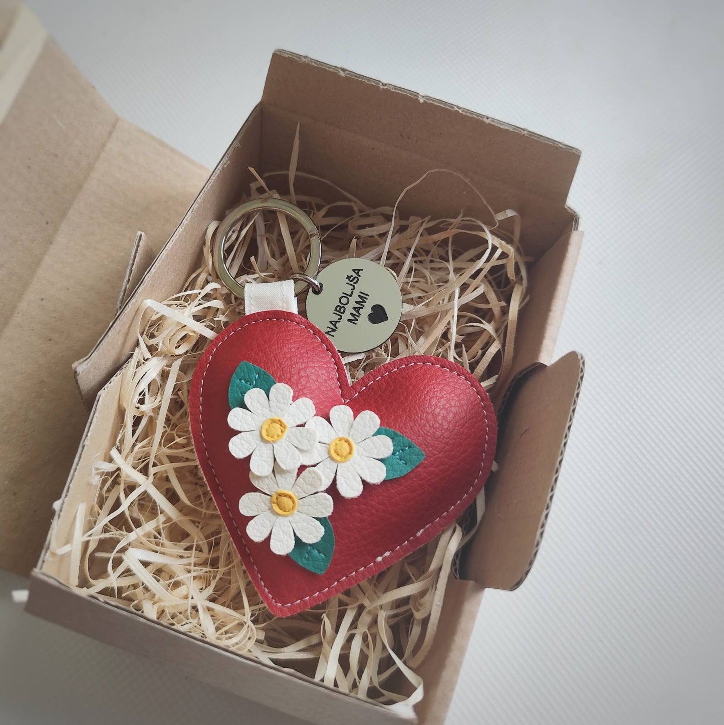 Obesek srček z rožicami