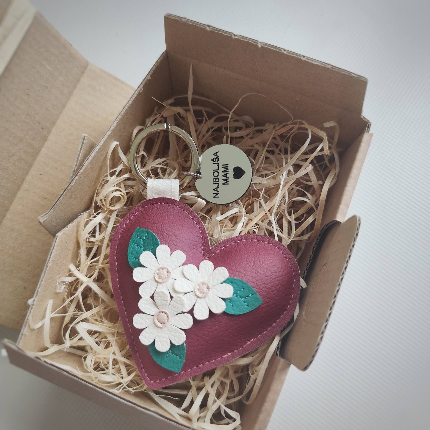 Obesek srček z rožicami